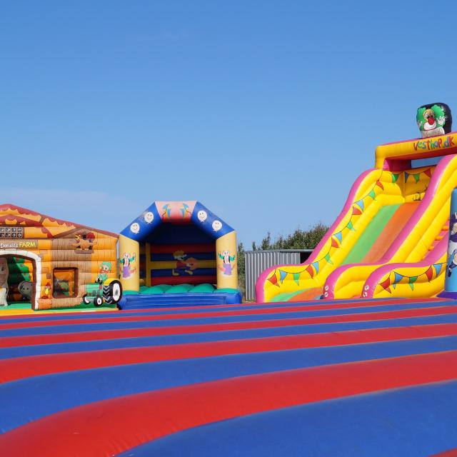 Bouncy Castles Ga442cfc9c 1920